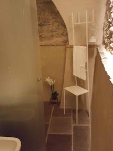 a bathroom with a toilet and a shelf with towels at Loft al mare in San Lorenzo al Mare