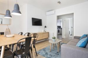 een woonkamer en eetkamer met een tafel en stoelen bij Sitges Group Calm Beach in Sitges