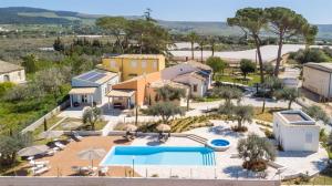 una vista aérea de un complejo con piscina en Dimora Villa Ada en Chiaramonte Gulfi