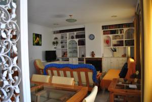 - un salon avec une table et une salle à manger dans l'établissement Apartamento Rural Prado del Rey, à Prado del Rey