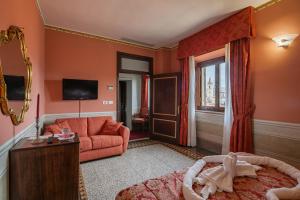 TV a/nebo společenská místnost v ubytování I Portici Hotel - Residenza D'Epoca