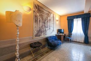 TV a/nebo společenská místnost v ubytování I Portici Hotel - Residenza D'Epoca