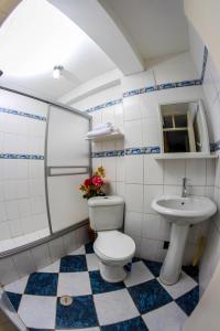 a bathroom with a toilet and a sink at Mama Backpackers in Lima