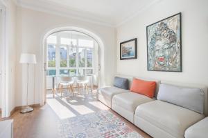 sala de estar con sofá y mesa en Art House Fira Apartments en Barcelona