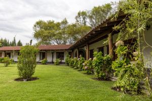 una vista exterior de una casa con patio en Ensenada Hotel y Campo Asociado Casa Andina, en Cajamarca