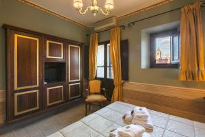 TV a/nebo společenská místnost v ubytování I Portici Hotel - Residenza D'Epoca