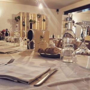 einen Tisch mit einem weißen Tischtuch und einer Flasche Wein in der Unterkunft MSCamere in Termoli