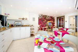 a kitchen and dining room with a table and chairs at Viewpoint Boutique Living in Xlendi