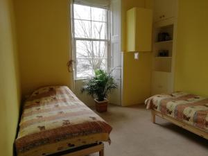 Una cama o camas en una habitación de Bright West End Apartment
