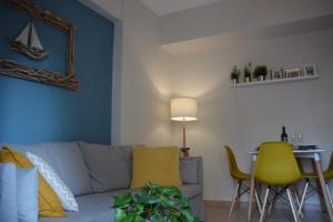 A seating area at Myrto2 apartment