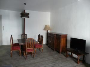 ein Esszimmer mit einem Tisch, Stühlen und einem TV in der Unterkunft T4 de 85m2 avec garage en plein coeur de Sète in Sète