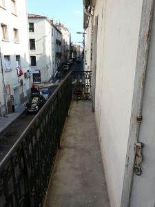einen Balkon eines Gebäudes mit Straßenblick in der Unterkunft T4 de 85m2 avec garage en plein coeur de Sète in Sète