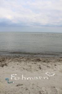 einen Strand mit den Worten für Harmonie im Sand in der Unterkunft Haus Marinus in Puttgarden