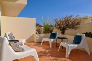 Kuvagallerian kuva majoituspaikasta Casa Silwa - Chic 2BR Townhouse, Ocean Views, 5min to Beach & Pool, joka sijaitsee kohteessa Ferragudo