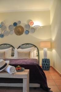 Ein Bett oder Betten in einem Zimmer der Unterkunft Casa Silwa - Chic 2BR Townhouse, Ocean Views, 5min to Beach & Pool