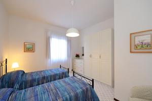 una camera con due letti e un comò di Amalfi Blue FLowers B ad Amalfi