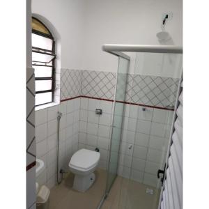 a bathroom with a toilet and a sink at Anexo São João in Piracicaba