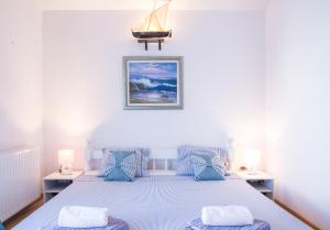 a bedroom with a bed with two towels on it at Villa Lapis Vis in Rukavac