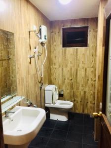 阿努拉德普勒的住宿－Sweet Home Tourist Rest, Cooking Classes & Tours，浴室配有白色水槽和卫生间。