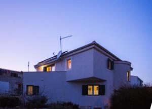 a house with its lights on top of it at Villa Lapis Vis in Rukavac