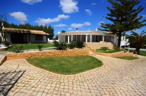 ein Haus mit einem steinernen Weg davor in der Unterkunft Villa Quintinha da Balaia in Albufeira