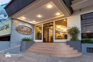 un edificio con escaleras frente a una tienda en Orchard Hotel Davao, en Davao City
