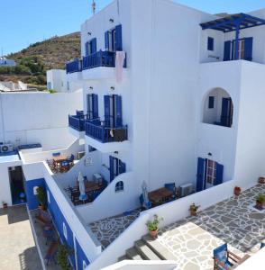 Luftblick auf ein Gebäude mit blauen Türen und Fenstern in der Unterkunft Pension Christina in Aegiali
