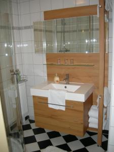 a bathroom with a sink and a mirror at Pension Arkadenhof in Premstätten