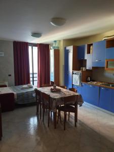Kuchyň nebo kuchyňský kout v ubytování Caravaggio Apartments