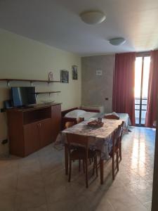TV a/nebo společenská místnost v ubytování Caravaggio Apartments