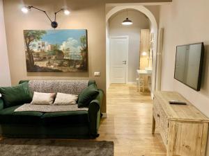 a living room with a green couch and a table at Vatican Luxury House in Rome