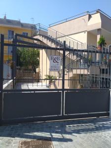brama ze schodami przed budynkiem w obiekcie Appartamento B&B Domus Pompei w mieście Scafati +10 zdjęć