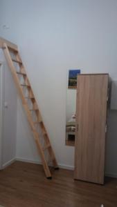 Una escalera de madera junto a una habitación con puerta en Ferienwohnung, en Berlín