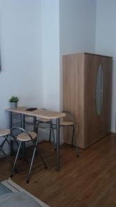 a table and chairs next to a wooden cabinet at Ferienwohnung in Berlin