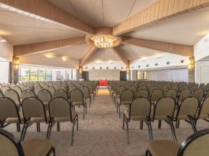 Pokój z rzędami krzeseł i żyrandolem w obiekcie Ocean Palace All Inclusive Premium w mieście Natal +72 zdjęcia