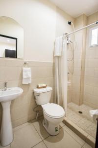 馬那瓜的住宿－Verona ApartHotel，浴室配有卫生间、盥洗盆和淋浴。