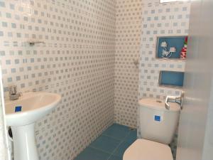 łazienka z toaletą i umywalką w obiekcie Apartamentos Maiver w mieście Ríohacha