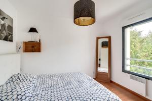 מיטה או מיטות בחדר ב-Votre Escale - Le petit Montmartre