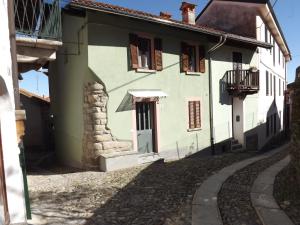 ein altes weißes Haus mit einer Kopfsteinpflasterstraße in der Unterkunft CASA INES in Stresa