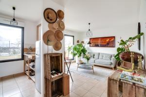 a living room with a couch and a table at Votre Escale - Le petit Montmartre in Niort