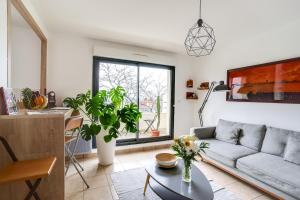 a living room with a couch and a table at Votre Escale - Le petit Montmartre in Niort