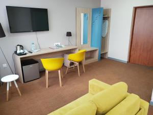 TV a/nebo společenská místnost v ubytování Carina Hotel