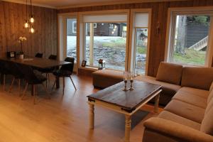ein Wohnzimmer mit einem Sofa und einem Tisch in der Unterkunft Geilotunet H224 - 6 person apartment in Geilo