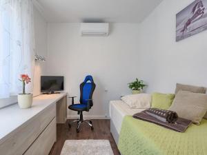 Televízia a/alebo spoločenská miestnosť v ubytovaní Vacation Home Bokan