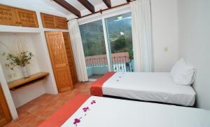 Кровать или кровати в номере Pacifica Resort Ixtapa
