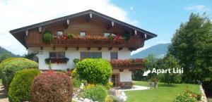 una casa con un balcone fiorito di Apart Lisi a Fügenberg