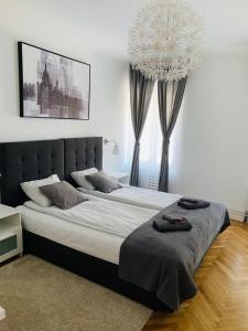sypialnia z dużym łóżkiem i żyrandolem w obiekcie Apartmani SB 42 w Zagrzebiu