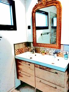 y baño con lavabo y espejo. en Doubs repère, en Montferrand-le-Château