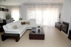 Sala de estar con sofá blanco y mesa de centro en 20 da Vila - Apartment with Terrace, en São Bartolomeu de Messines