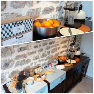 einen Tisch mit einer Schüssel Orangen darüber in der Unterkunft Chambres d'hôtes Quatre Mains in Saint-Priest-des-Champs